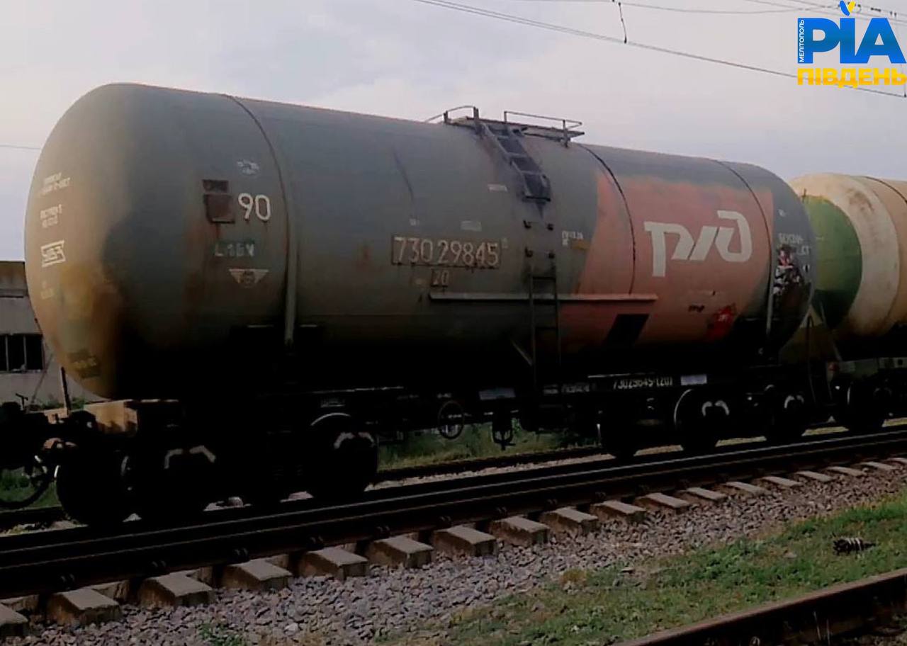 По железной дороге в Мелитополе активно перевозят не только военную технику, но и топливо в крымском направлении. 3